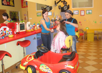 Jak przygotować dziecko do pierwszej wizyty w salonie fryzjerskim?