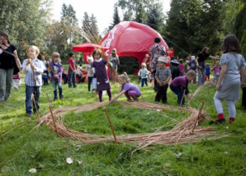 Wspaniała zabawa na rodzinnym pikniku  z bocianem Ziggi i PolskiBus.com w warszawskim ZOO