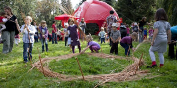 Wspaniała zabawa na rodzinnym pikniku  z bocianem Ziggi i PolskiBus.com w warszawskim ZOO