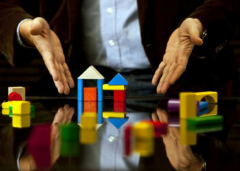 Rynek zabawek z klientami w tle