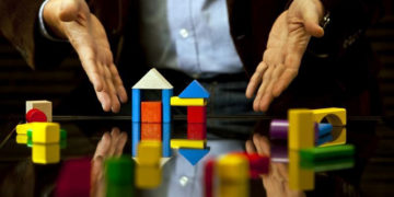 Rynek zabawek z klientami w tle