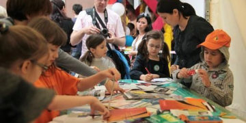 DZIECKO na PRZYSTANKU