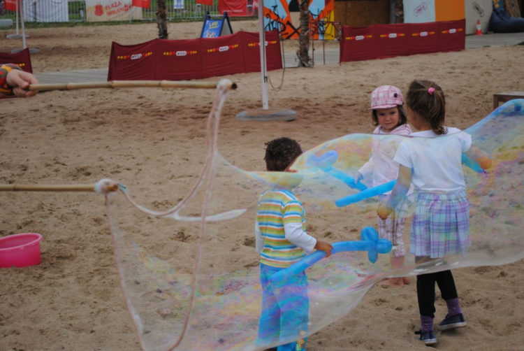KALIFORNIJSKI CZWARTEK NA PLAŻY WILANÓW Z PLATFORMĄ n