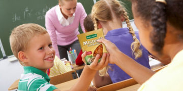 Paczka bakalii w szkolnym plecaku