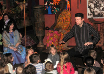 Impreza dla dzieci z cyklu „Podróżniczek” – „Bajki afrykańskie – Koniec świata pod drzewem Mango” w wykonaniu opowiadaczy ze stowarzyszenia Grupa Studnia O.”