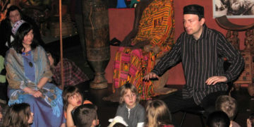 Impreza dla dzieci z cyklu „Podróżniczek” – „Bajki afrykańskie – Koniec świata pod drzewem Mango” w wykonaniu opowiadaczy ze stowarzyszenia Grupa Studnia O.”