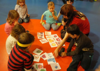 Inca Play odrabia lekcje z dziećmi