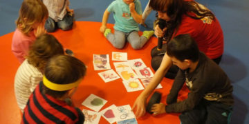 Inca Play odrabia lekcje z dziećmi