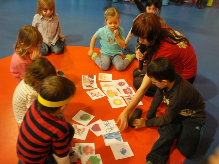 Inca Play odrabia lekcje z dziećmi