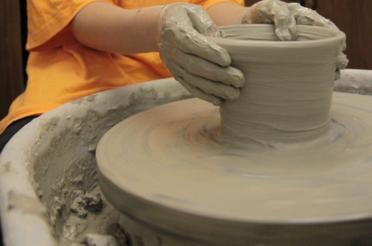 WARSZTATY: Rodzinne warsztaty ceramiczne w Dorożkarni – 20.04.2013