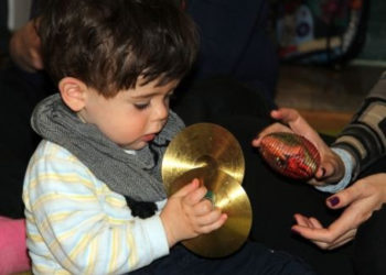 „MUZYKUJĄCE BRZDĄCE” TO INTERGACYJNE ZAJĘCIA MUZYCZNO-TANECZNE DLA DZIECI W WIEKU 1-3 LATA