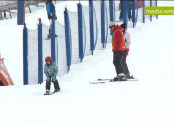 Samodzielnie czy z rodziną – jak zorganizować dziecku ferie?