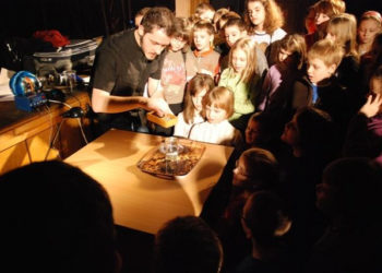 Wykłady, eksperymenty, wycieczki.   Semestr wiosenny 2013/2014 Bródnowskiego Uniwersytetu Dzieci w Domu Kultury Świt.