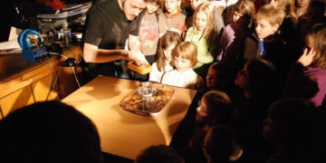 Wykłady, eksperymenty, wycieczki.   Semestr wiosenny 2013/2014 Bródnowskiego Uniwersytetu Dzieci w Domu Kultury Świt.