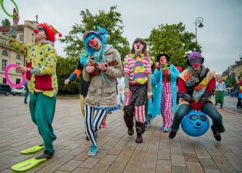 FESTYN RODZINNY POD ZNAKIEM CZERWONEGO NOSKA