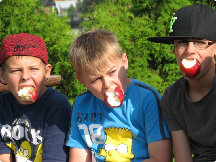 Dziecko na kolonii – problem tęsknoty i kontaktu z rodzicem