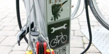 Publiczna stacja do naprawy rowerów już stoi na Bemowie