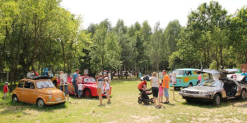 Wystawa SAMOCHODÓW FILMOWYCH – Farma Iluzji