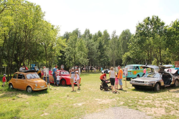 Wystawa SAMOCHODÓW FILMOWYCH – Farma Iluzji