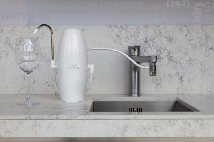 Jak skutecznie walczyć z chlorem, metalami ciężkimi i kamieniem w kuchni?