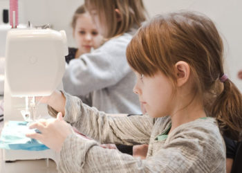 Z MASZYNĄ DO SZYCIA ZA PAN BRAT – WARSZTATY SZYCIA DLA DZIECI
