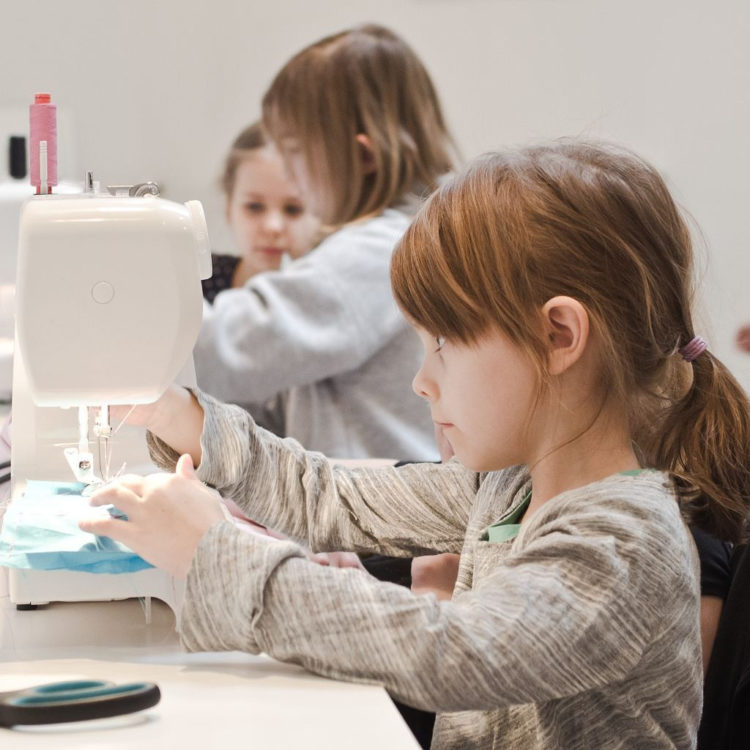 Z MASZYNĄ DO SZYCIA ZA PAN BRAT – WARSZTATY SZYCIA DLA DZIECI