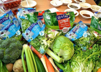 Intrygujący koktajl, kolorowa sałatka ze świeżych warzyw i bajecznie pyszne bakaliowe słodkości czekają na dzieci „W Zielonej Krainie”