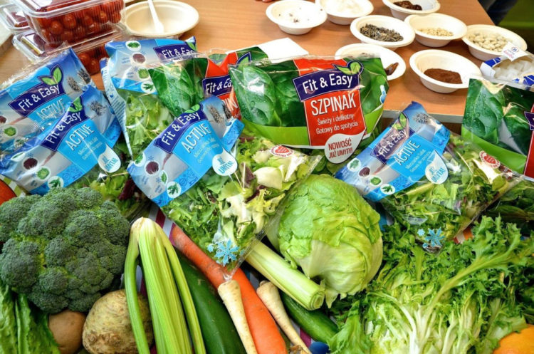 Intrygujący koktajl, kolorowa sałatka ze świeżych warzyw i bajecznie pyszne bakaliowe słodkości czekają na dzieci „W Zielonej Krainie”