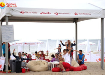 Plażowe zabawy na niepogodę – Animatorzy Plażowego Przedszkola Poczty Polskiej podpowiadają, w co się bawić, gdy na plaży zabraknie słońca