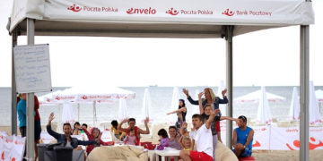 Plażowe zabawy na niepogodę – Animatorzy Plażowego Przedszkola Poczty Polskiej podpowiadają, w co się bawić, gdy na plaży zabraknie słońca