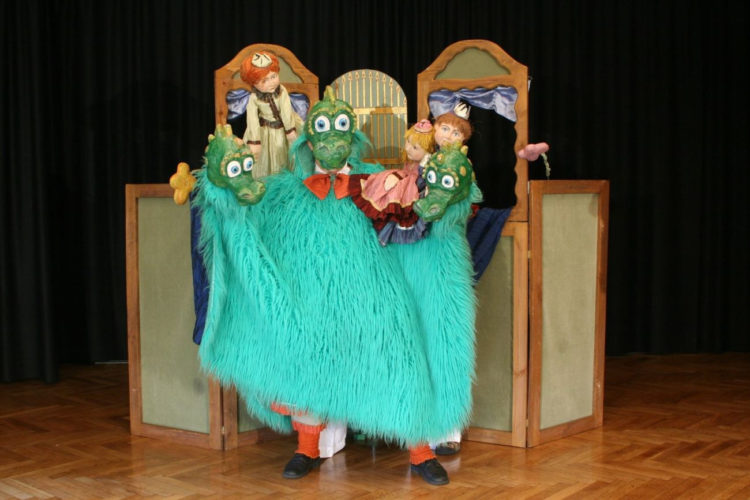 Trzy królewny odwiedzą dzieci w Łomiankach – bezpłatny spektakl teatralny