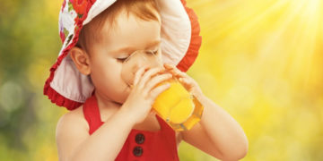 Nawodnienie organizmu latem – co jeść i pić, żeby się nawodnić podpowiada dr Katarzyna Stoś, prof. nadzw. Instytutu Żywności i Żywienia