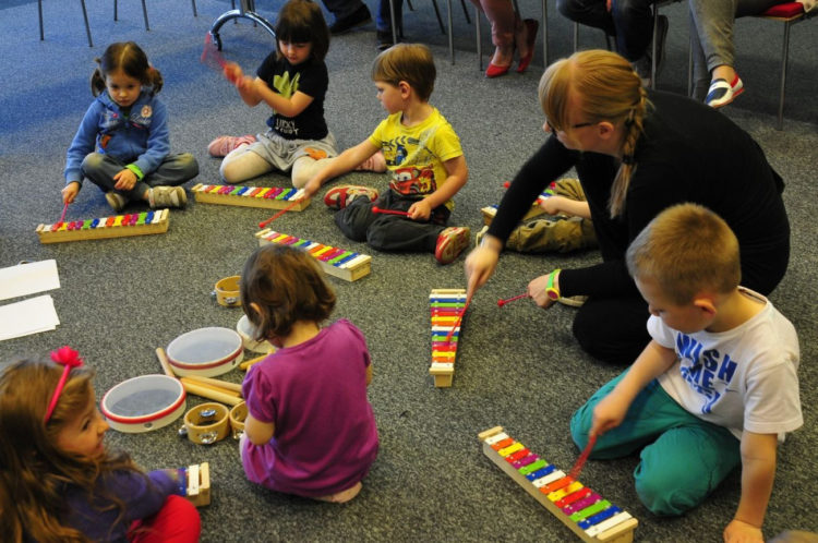 Lato na Służewie. Wakacyjny program dla rodzin i dzieci w NInA