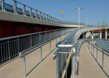 OTWARCIE NOWEJ KŁADKI DLA PIESZYCH NAD TRASĄ TORUŃSKĄ – IKEA CENTRES ZAKOŃCZYŁA JEJ BUDOWĘ