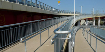 OTWARCIE NOWEJ KŁADKI DLA PIESZYCH NAD TRASĄ TORUŃSKĄ – IKEA CENTRES ZAKOŃCZYŁA JEJ BUDOWĘ