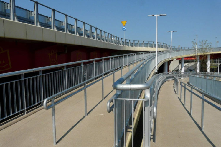 OTWARCIE NOWEJ KŁADKI DLA PIESZYCH NAD TRASĄ TORUŃSKĄ – IKEA CENTRES ZAKOŃCZYŁA JEJ BUDOWĘ