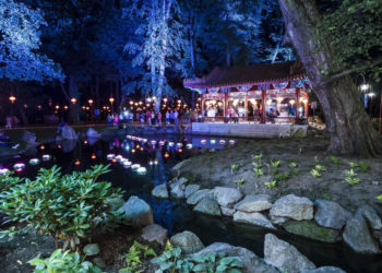 Wieczorne iluminacje w Ogrodzie Chińskim do końca września