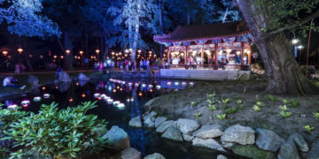 Wieczorne iluminacje w Ogrodzie Chińskim do końca września