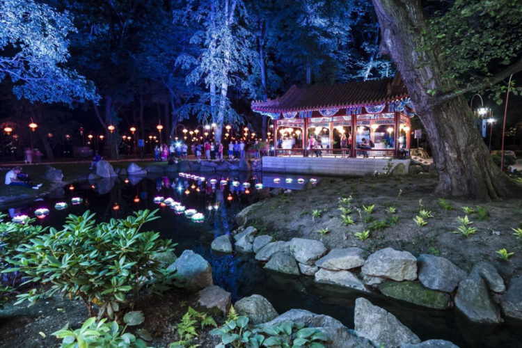 Wieczorne iluminacje w Ogrodzie Chińskim do końca września