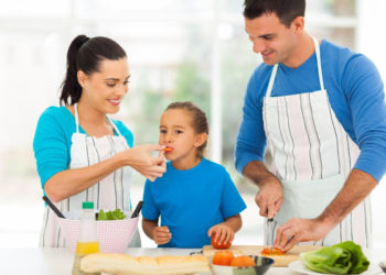 Jak prawidłowo karmić dzieci, aby rosły zdrowo