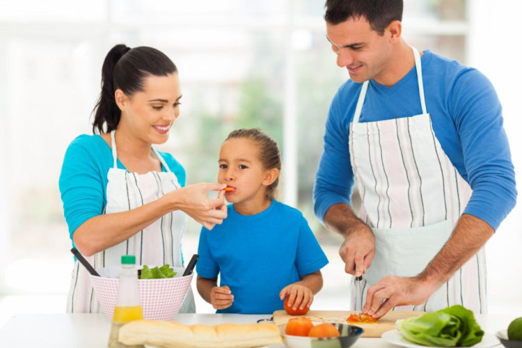 Jak prawidłowo karmić dzieci, aby rosły zdrowo