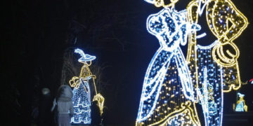 Łazienki Królewskie znów oczarują świąteczną iluminacją