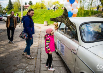 PRZYJDŹ NAD WISŁĘ, POSŁUCHAJ JARRE’A, DORWIJ PLAŻOWEGO