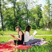 Czytanie na trawie park wilanowski