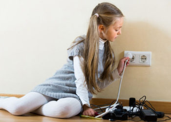 Dziecko zostaje samo w domu. Jak je do tego przygotować, aby było bezpieczne?