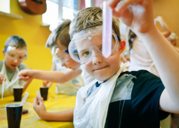 Mali Einsteini: Skąd bierze się dźwięk?