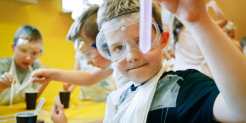 Mali Einsteini: Skąd bierze się dźwięk?