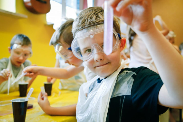 Mali Einsteini: Skąd bierze się dźwięk?