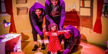 „Elementarz” w Nowy Teatrze w fascynujący sposób opowiada o świecie liter i słów