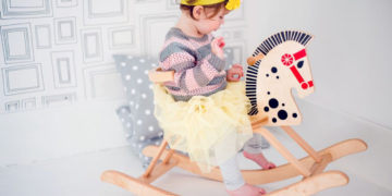 Drewniany konik na biegunach z oparciem GROSZEK